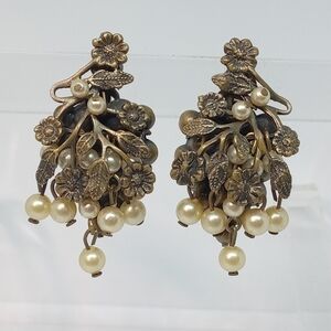 * vintage faux pearls grape flowers screwback earrings